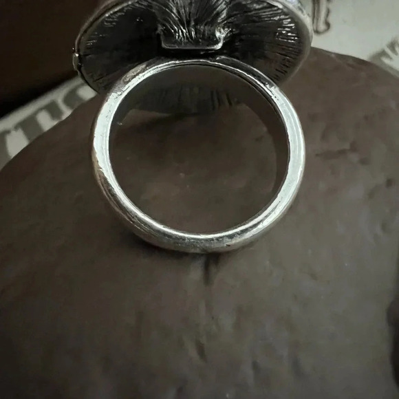 Ring- silver round disc accent ring. Size: 7 - Picture 2 of 7